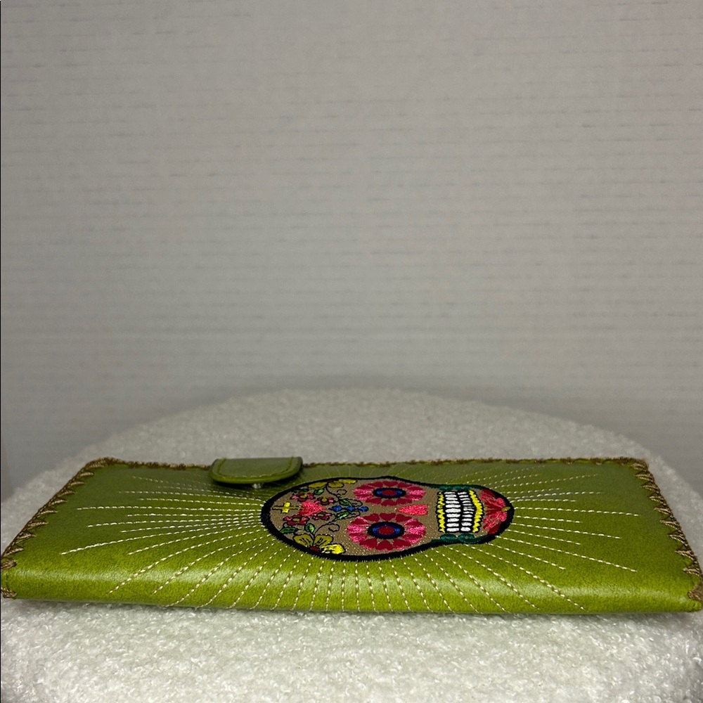Embroidered Green Skull Wallet - Picture 4 of 4